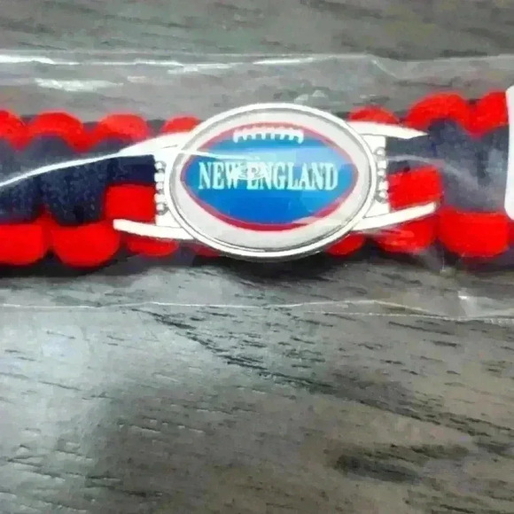 New England Paracord Bracelet - Picture 1 of 3
